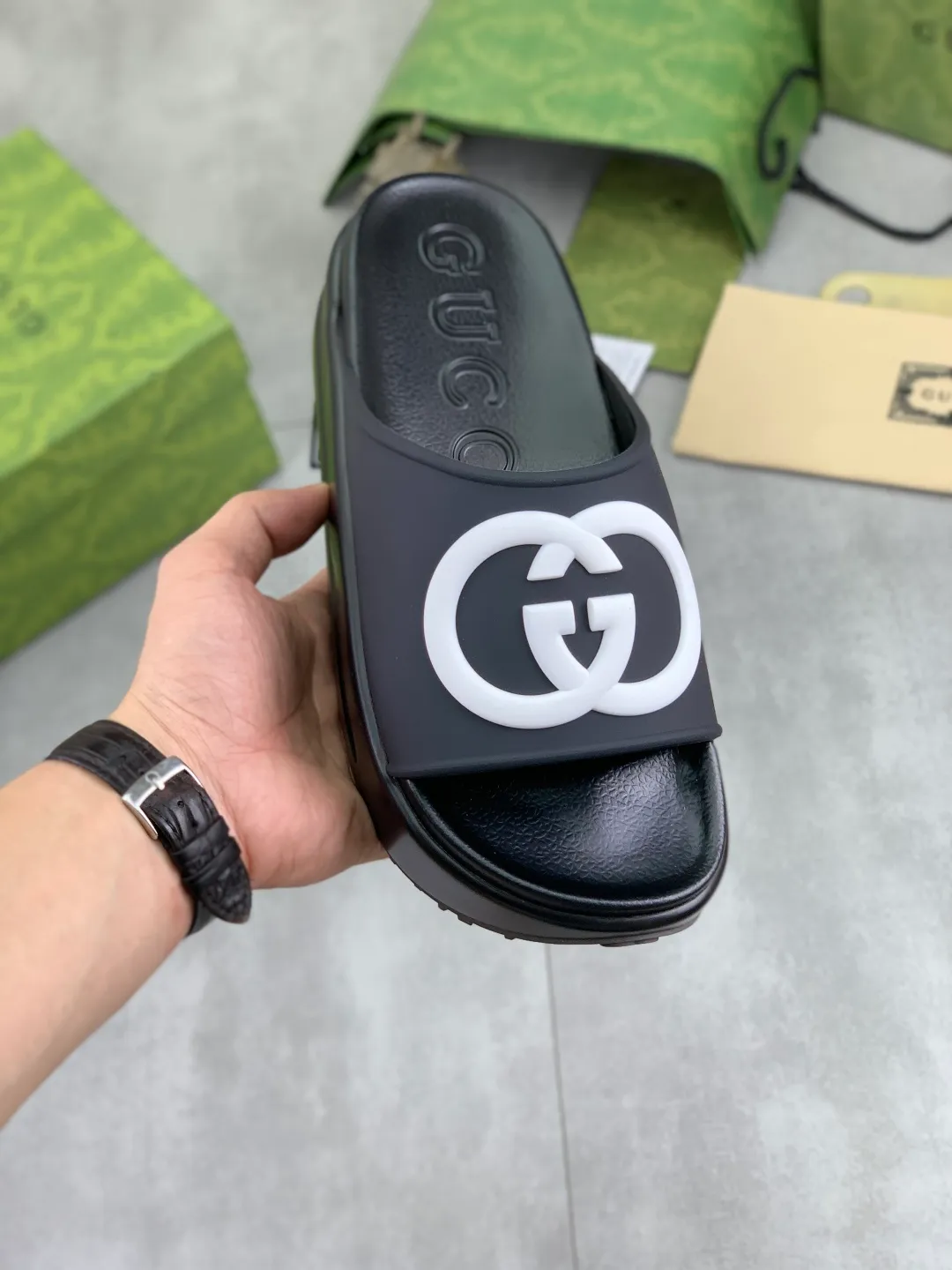 Men's Men's Shoes 💰P300💰[New Style] High Version 🎁🎁🎁 GUCCI New Year of the Snake casual slippers, original official website, perfect workmanship, transmitting a kind of noble luxury, sublimating its definition of luxury in Gucci's high-end extraordinary craftsmanship. Original Gucci double G combination outsole, code number: 35-46, complete package